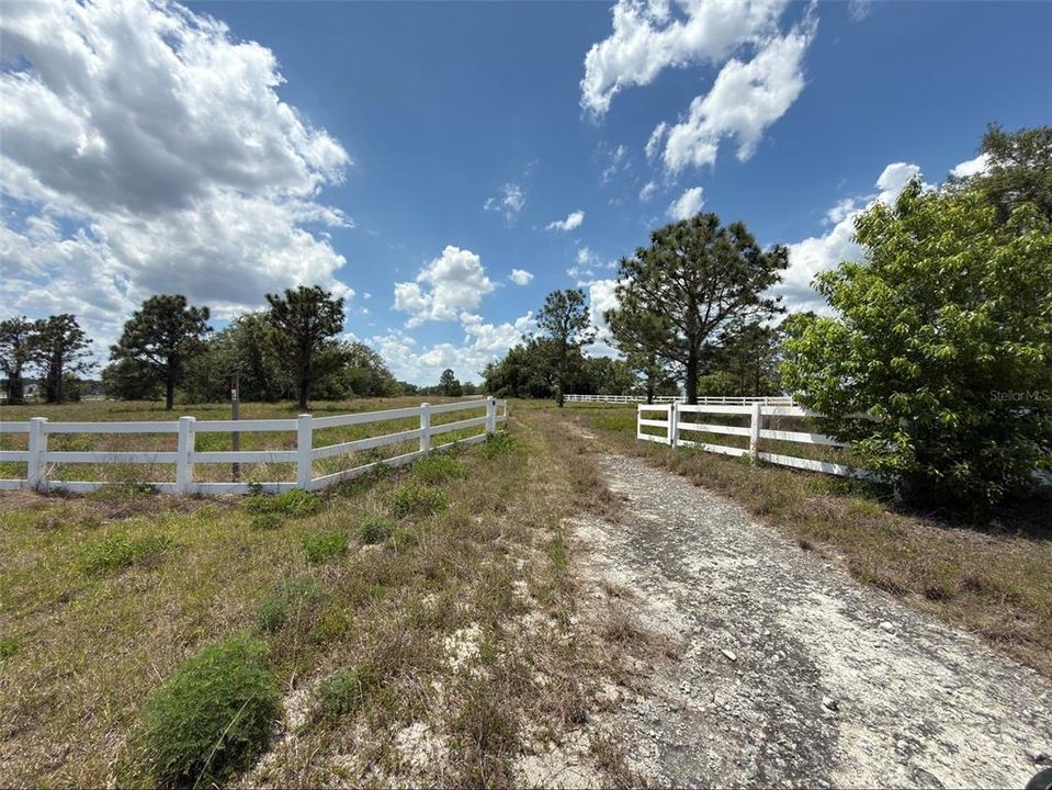 En Venta: $325,000 (5.02 acres)