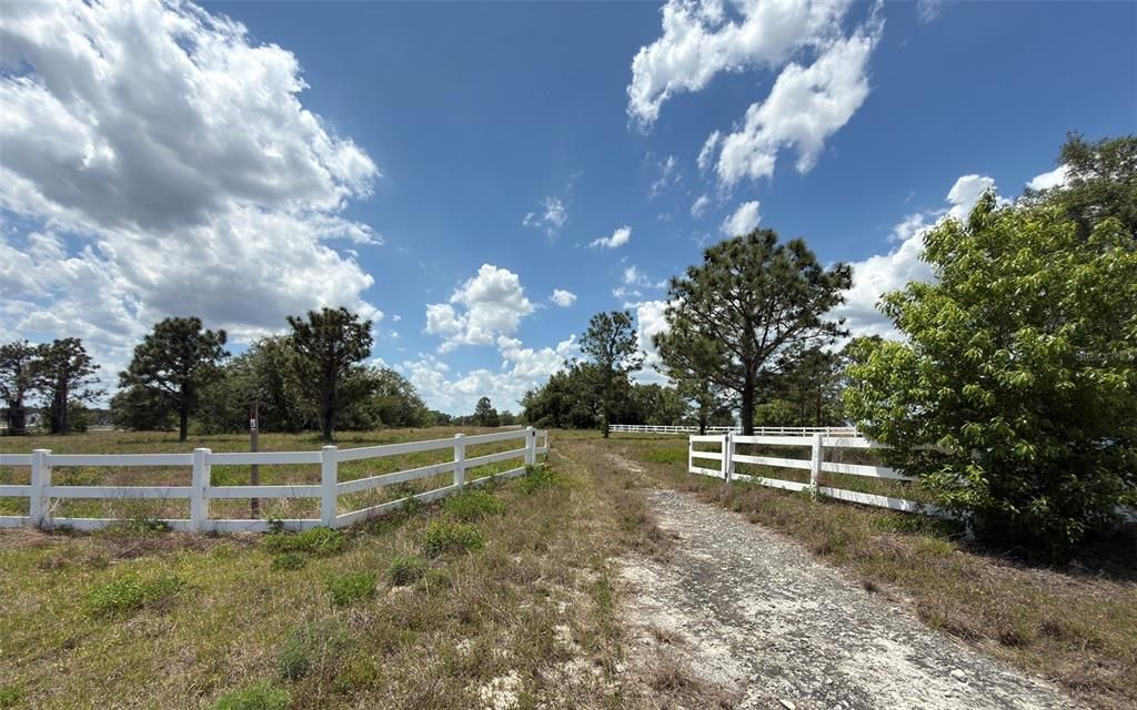 En Venta: $325,000 (5.02 acres)