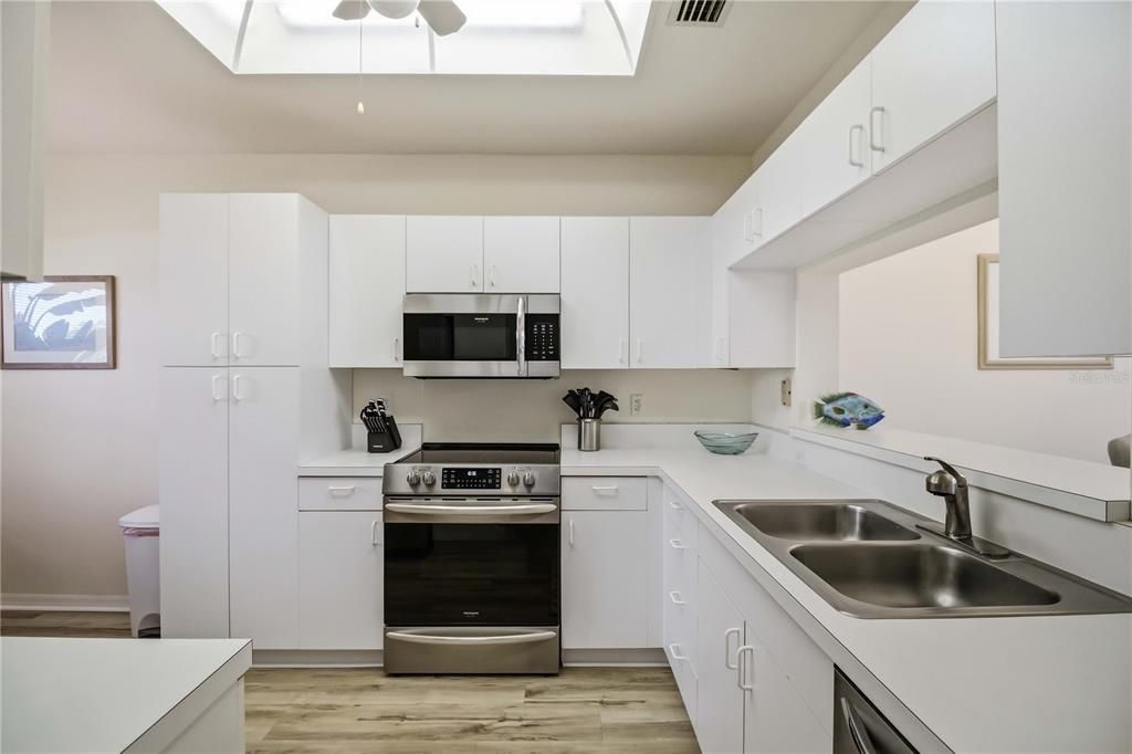 На продажу: $269,500 (2 спален, 2 ванн, 1106 Квадратных фут)