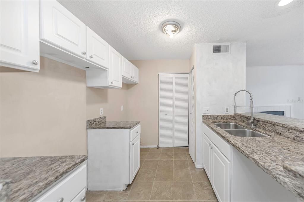 For Sale: $130,000 (1 beds, 1 baths, 685 Square Feet)