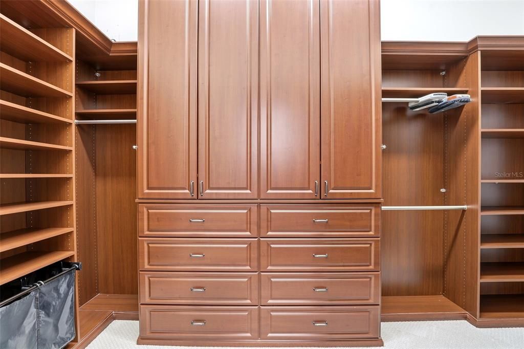 Под контрактом: $1,990,000 (4 спален, 4 ванн, 5962 Квадратных фут)