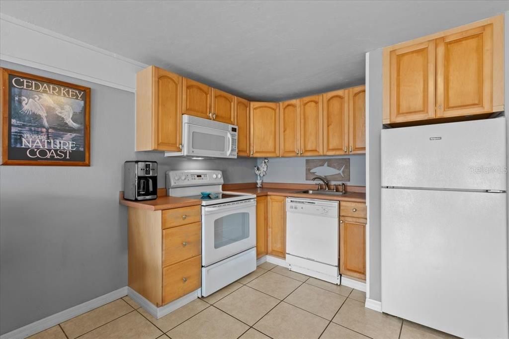 For Sale: $138,900 (1 beds, 1 baths, 480 Square Feet)