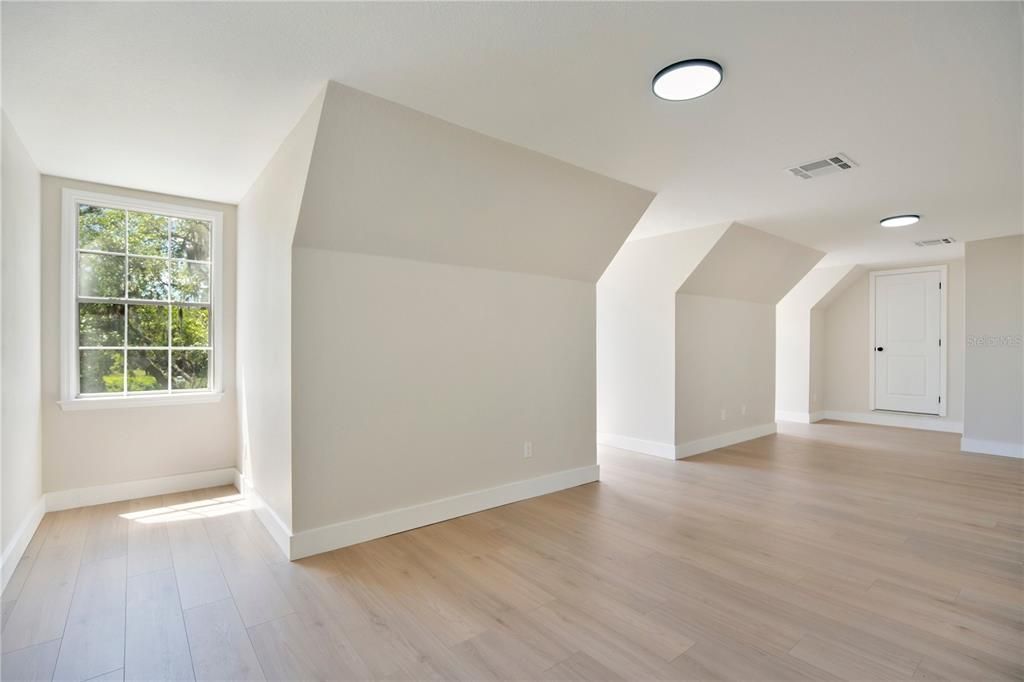 合同活跃: $799,900 (4 贝兹, 2 浴室, 2557 平方英尺)
