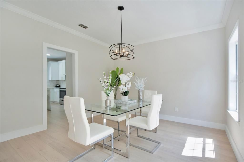 合同活跃: $799,900 (4 贝兹, 2 浴室, 2557 平方英尺)