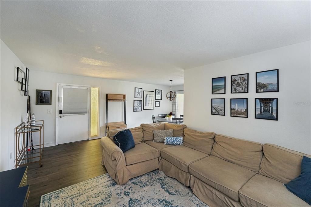 For Sale: $164,000 (2 beds, 2 baths, 940 Square Feet)