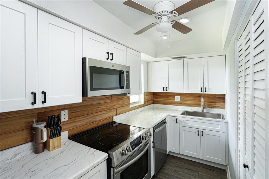 For Sale: $164,000 (2 beds, 2 baths, 940 Square Feet)
