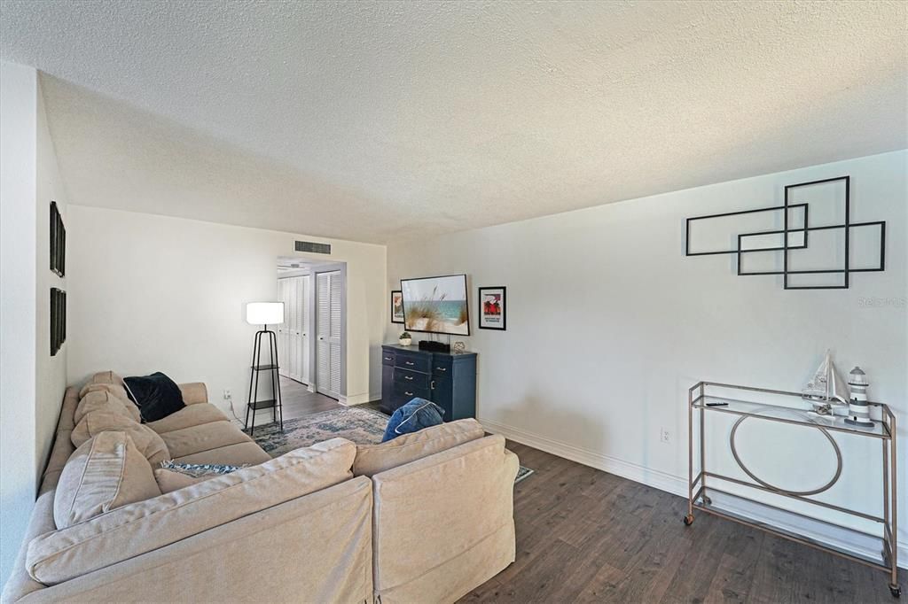 For Sale: $164,000 (2 beds, 2 baths, 940 Square Feet)