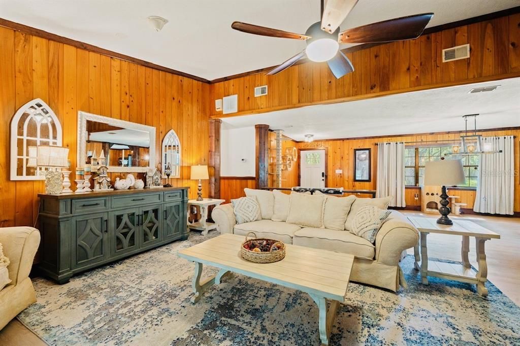 На продажу: $639,900 (4 спален, 2 ванн, 3136 Квадратных фут)