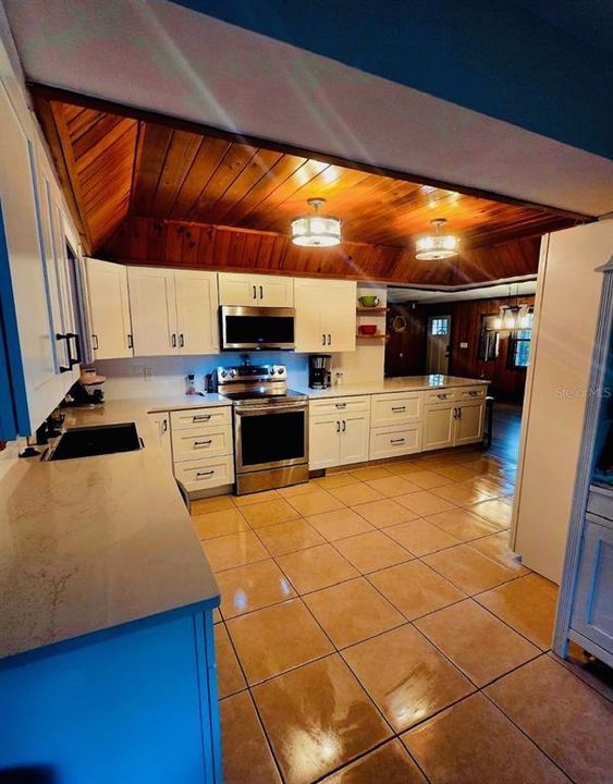 На продажу: $639,900 (4 спален, 2 ванн, 3136 Квадратных фут)