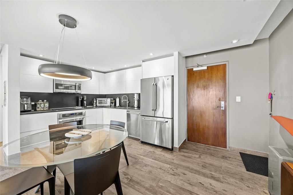 Active With Contract: $695,000 (1 beds, 2 baths, 950 Square Feet)