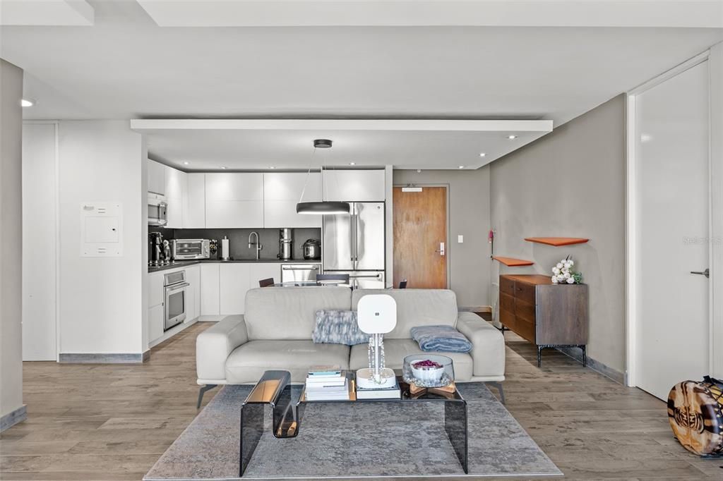 Active With Contract: $695,000 (1 beds, 2 baths, 950 Square Feet)