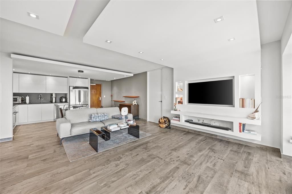 Active With Contract: $695,000 (1 beds, 2 baths, 950 Square Feet)