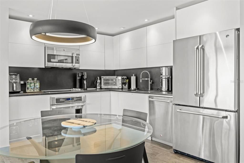 Active With Contract: $695,000 (1 beds, 2 baths, 950 Square Feet)