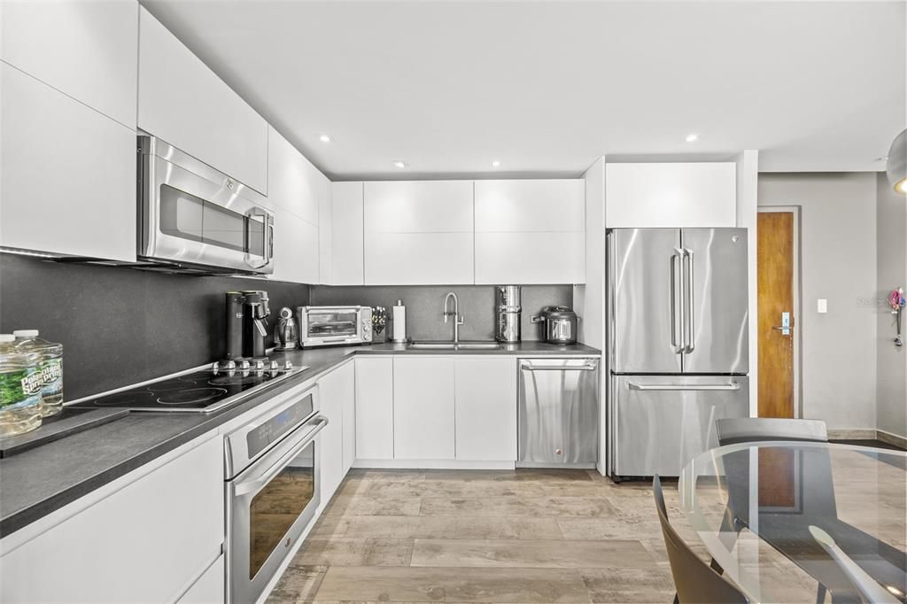 Active With Contract: $695,000 (1 beds, 2 baths, 950 Square Feet)