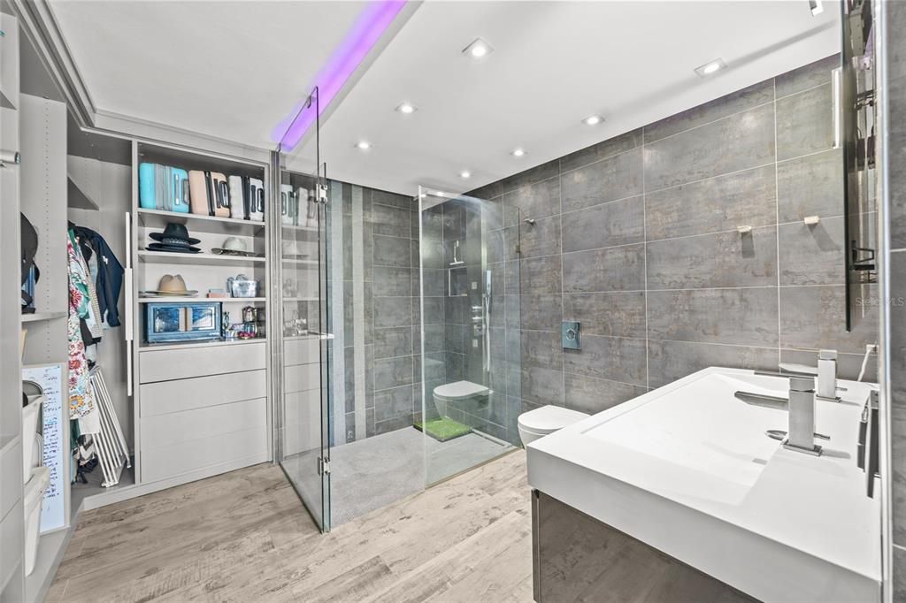Active With Contract: $695,000 (1 beds, 2 baths, 950 Square Feet)