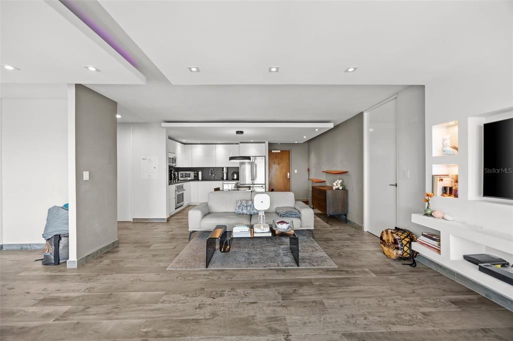 Active With Contract: $695,000 (1 beds, 2 baths, 950 Square Feet)