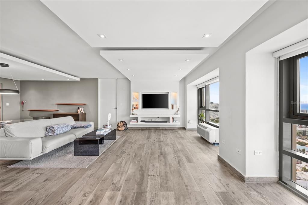 Active With Contract: $695,000 (1 beds, 2 baths, 950 Square Feet)