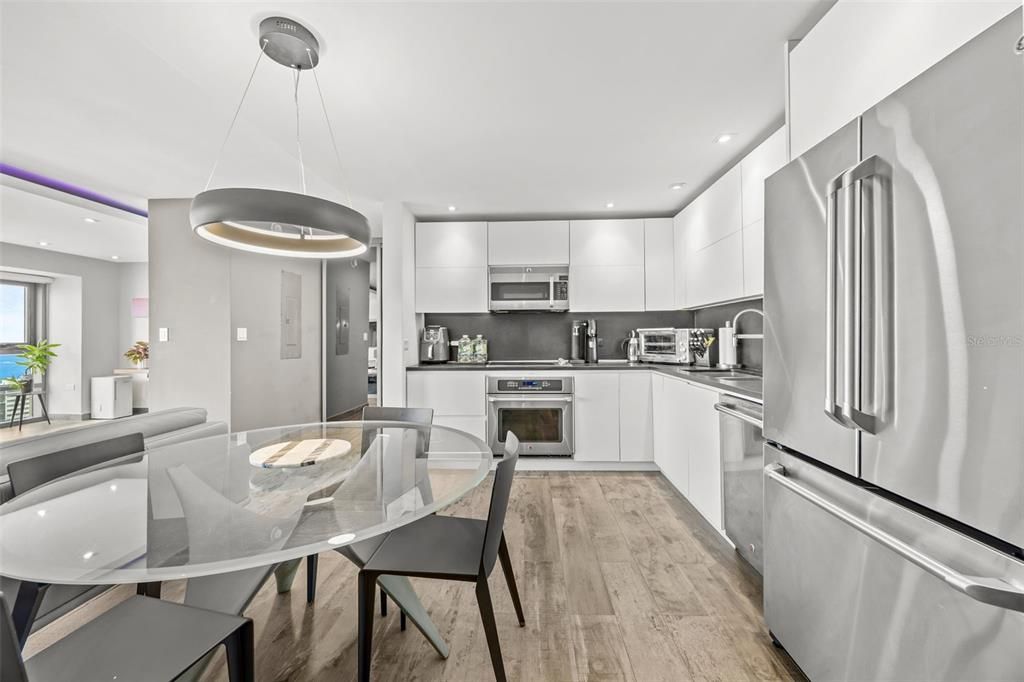 Active With Contract: $695,000 (1 beds, 2 baths, 950 Square Feet)