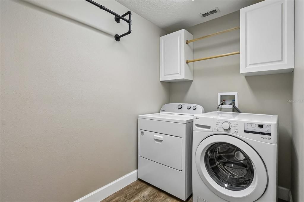 Activo con contrato: $450,000 (4 camas, 2 baños, 2321 Pies cuadrados)