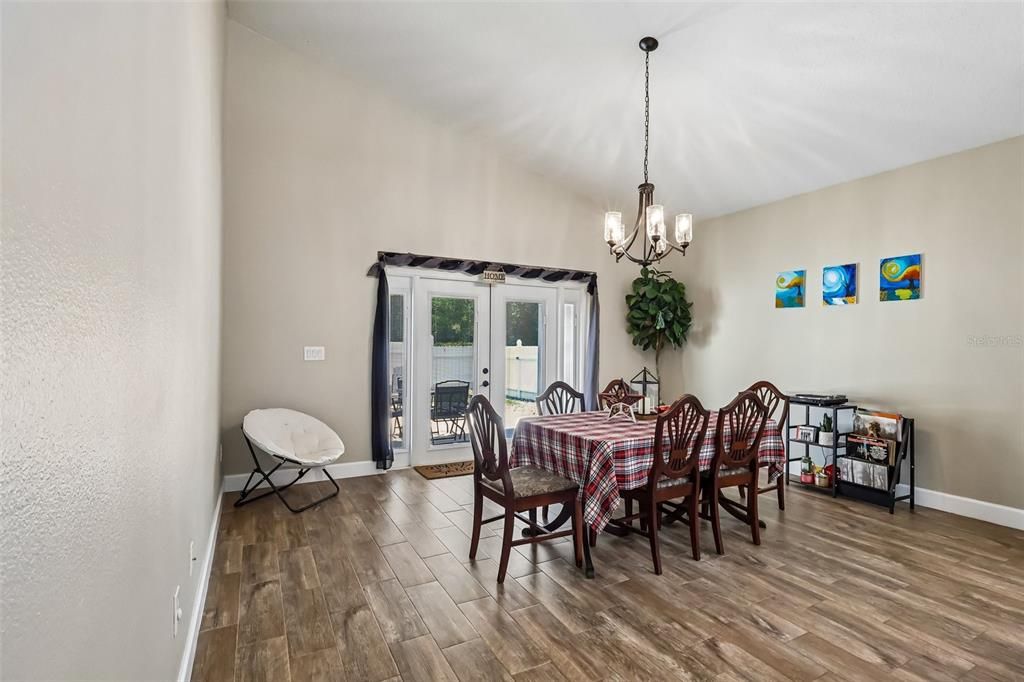 Activo con contrato: $450,000 (4 camas, 2 baños, 2321 Pies cuadrados)
