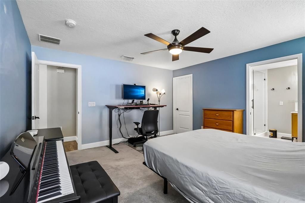Activo con contrato: $450,000 (4 camas, 2 baños, 2321 Pies cuadrados)