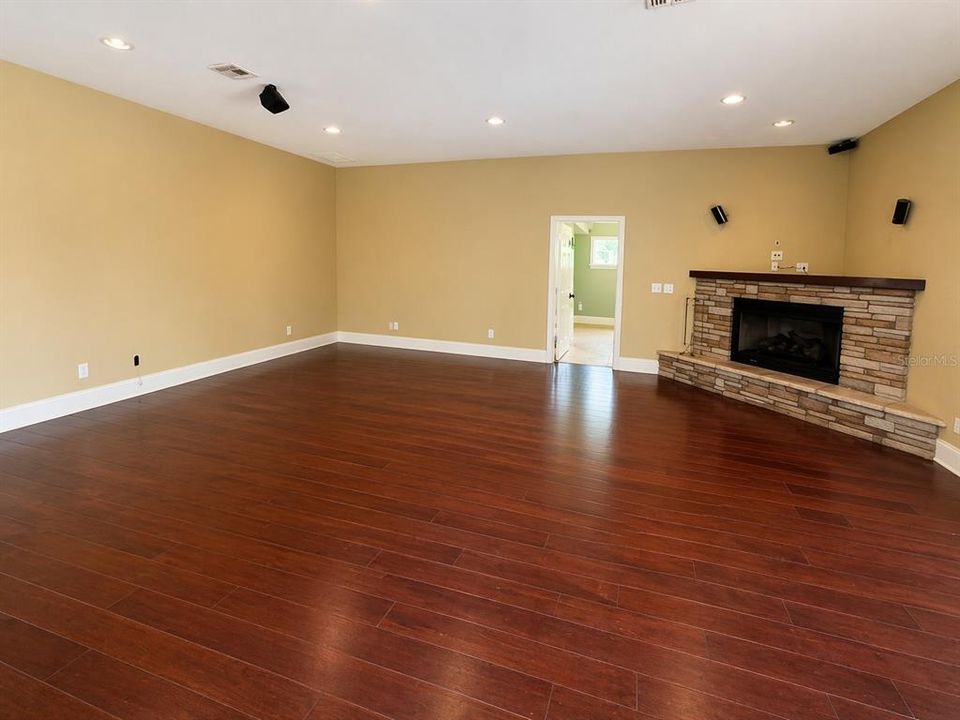 Activo con contrato: $799,900 (4 camas, 4 baños, 3859 Pies cuadrados)