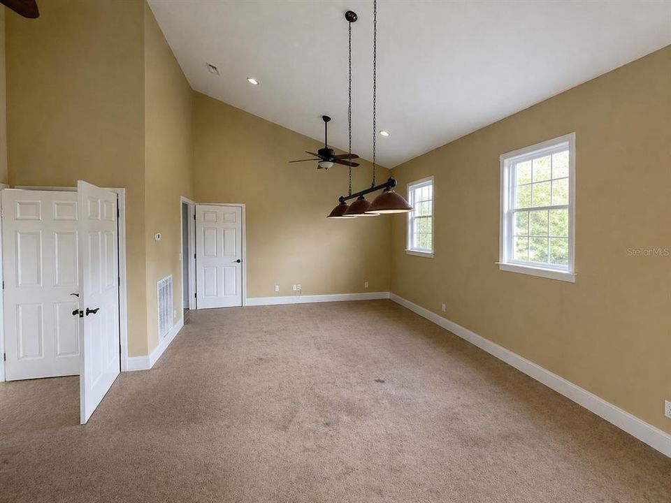 Activo con contrato: $799,900 (4 camas, 4 baños, 3859 Pies cuadrados)