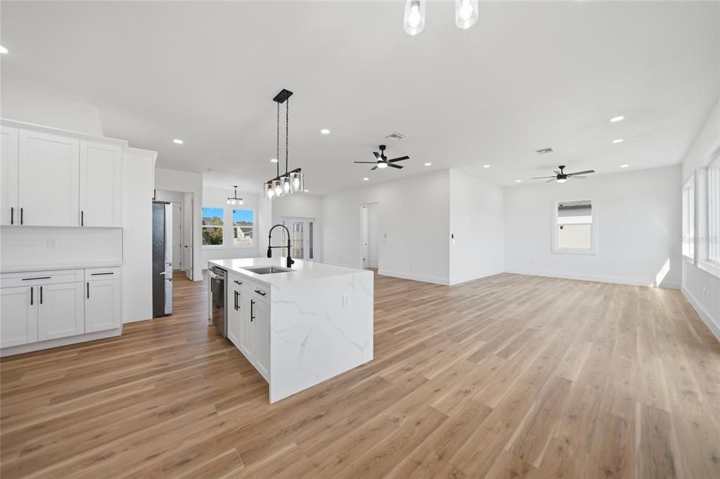 На продажу: $399,900 (3 спален, 3 ванн, 2200 Квадратных фут)
