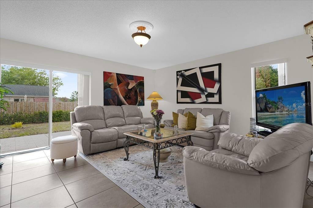 Activo con contrato: $345,000 (3 camas, 2 baños, 1585 Pies cuadrados)