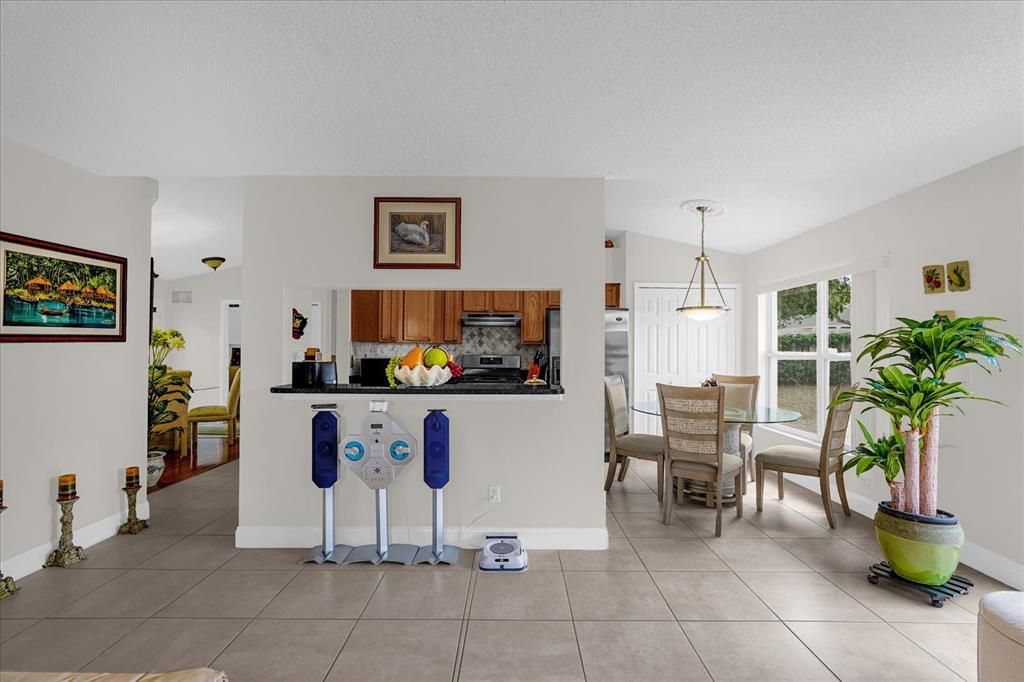 Activo con contrato: $345,000 (3 camas, 2 baños, 1585 Pies cuadrados)