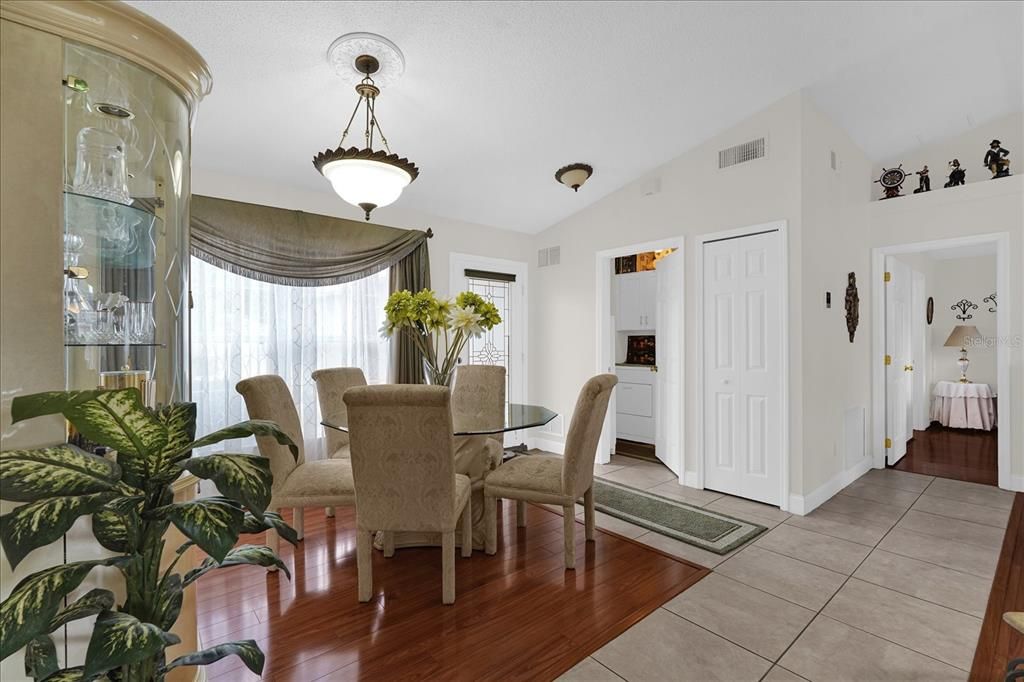 Activo con contrato: $345,000 (3 camas, 2 baños, 1585 Pies cuadrados)