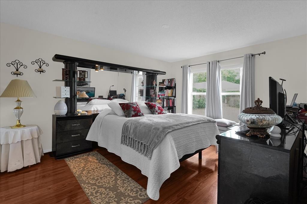 Activo con contrato: $345,000 (3 camas, 2 baños, 1585 Pies cuadrados)
