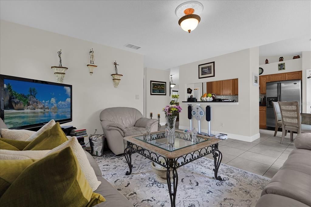 Activo con contrato: $345,000 (3 camas, 2 baños, 1585 Pies cuadrados)