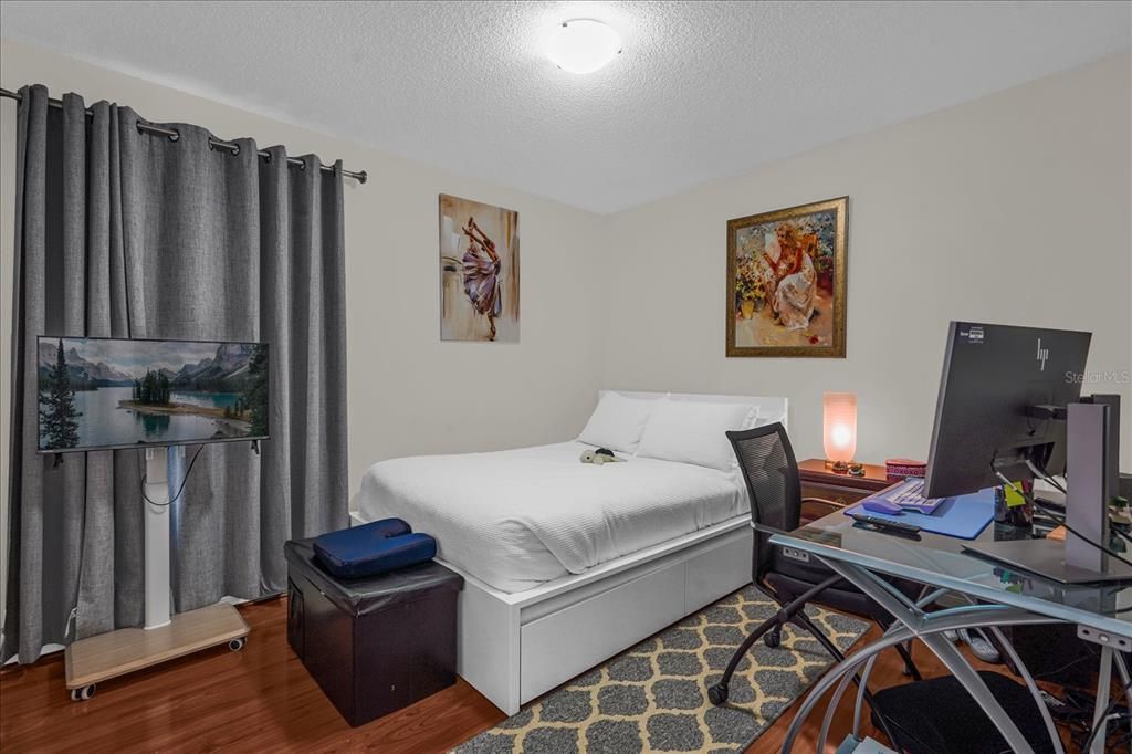 Activo con contrato: $345,000 (3 camas, 2 baños, 1585 Pies cuadrados)