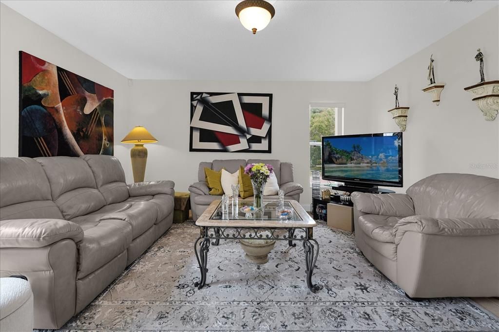 Activo con contrato: $345,000 (3 camas, 2 baños, 1585 Pies cuadrados)