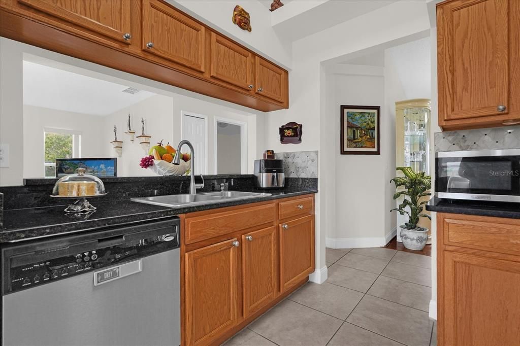 Activo con contrato: $345,000 (3 camas, 2 baños, 1585 Pies cuadrados)