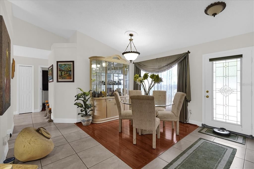 Activo con contrato: $345,000 (3 camas, 2 baños, 1585 Pies cuadrados)