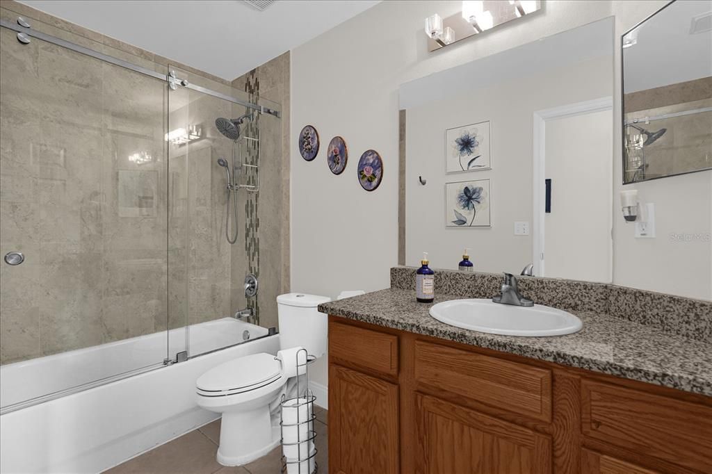 Activo con contrato: $345,000 (3 camas, 2 baños, 1585 Pies cuadrados)