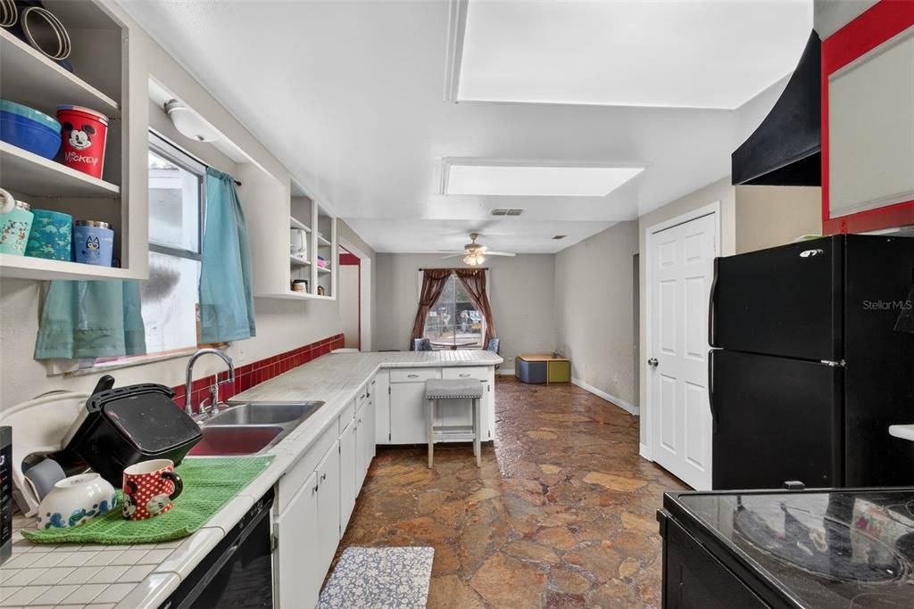 For Sale: $390,000 (5 beds, 3 baths, 2236 Square Feet)