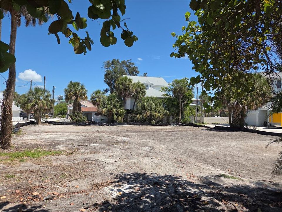 На продажу: $1,890,000 (0.19 acres)