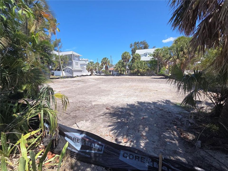 На продажу: $1,890,000 (0.19 acres)