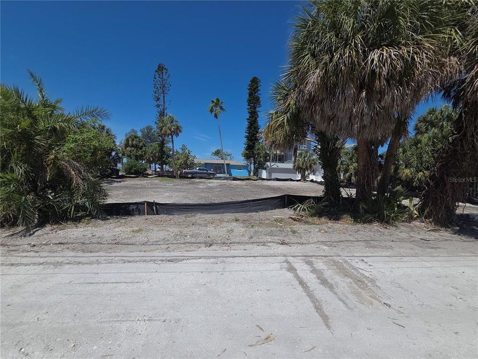 На продажу: $1,890,000 (0.19 acres)