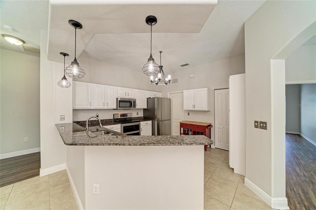 En Venta: $649,000 (4 camas, 3 baños, 2308 Pies cuadrados)