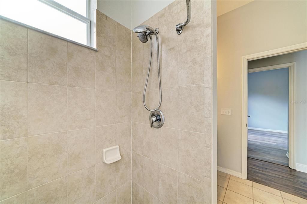 En Venta: $649,000 (4 camas, 3 baños, 2308 Pies cuadrados)