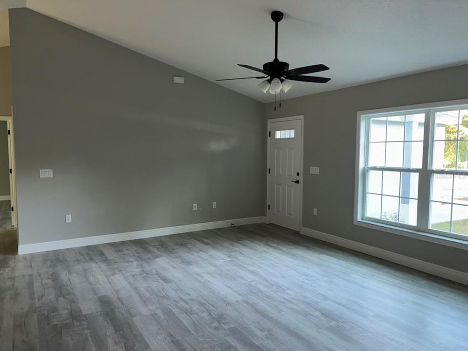 Activo con contrato: $274,900 (3 camas, 2 baños, 1662 Pies cuadrados)