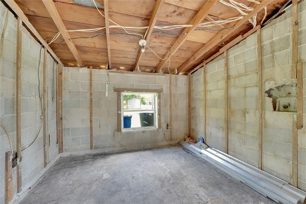 For Sale: $194,500 (3 beds, 1 baths, 1090 Square Feet)