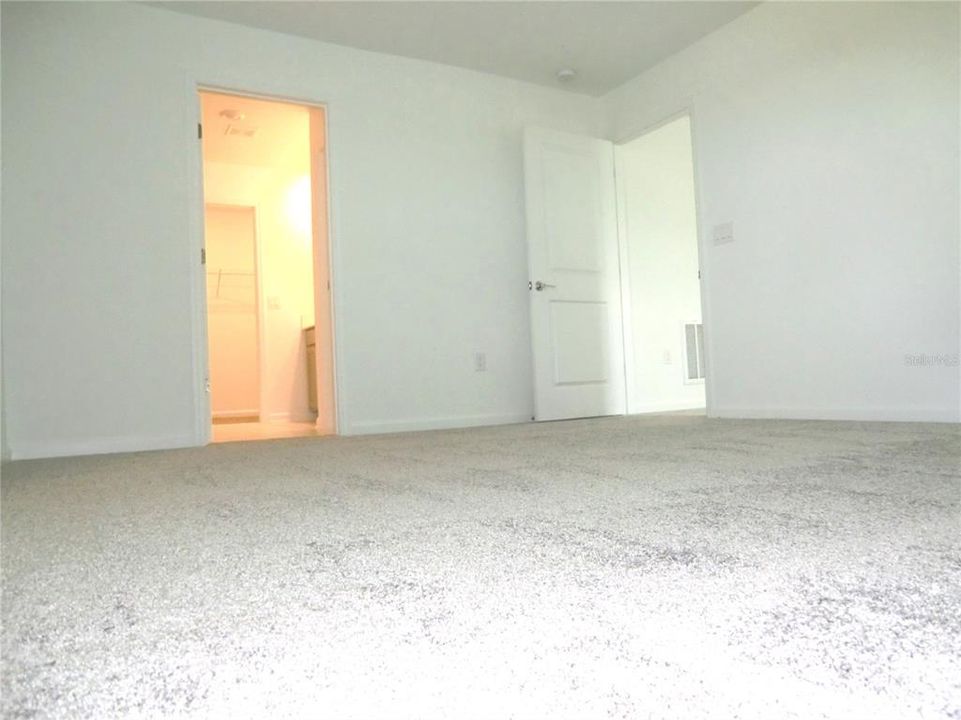 Activo con contrato: $2,700 (4 camas, 2 baños, 1879 Pies cuadrados)