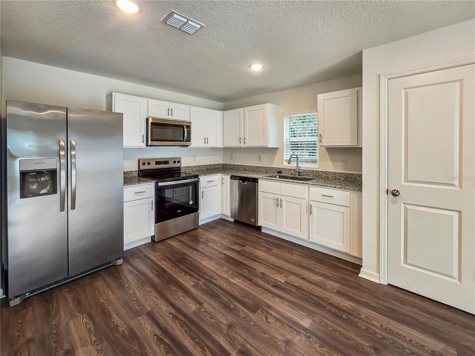 For Rent: $1,735 (3 beds, 2 baths, 1263 Square Feet)
