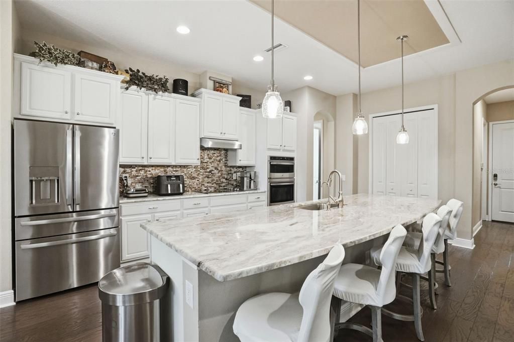 Activo con contrato: $749,900 (5 camas, 5 baños, 3802 Pies cuadrados)