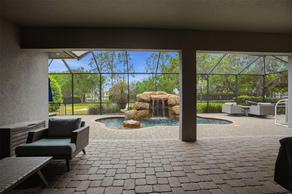Activo con contrato: $749,900 (5 camas, 5 baños, 3802 Pies cuadrados)
